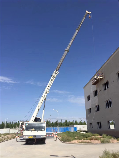 新沂市“轻装强干”—— 吊车的 “轻量化臂架” 技术